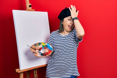 Orta yaşlı İspanyol kadın boyacı sehpasında paletle resim çiziyor. Hatayla el ele tutuşup şaşırıyor. Hatayı hatırla. Unuttum, kötü hafıza kavramı. 