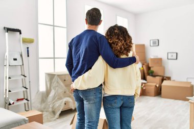 Orta yaşlı İspanyol çift yeni evlerinde sarılıp duruyorlar..