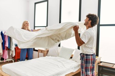 Genç ve güzel bir çift, mutlu bir şekilde gülümsüyor..