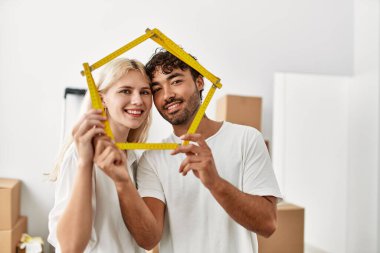 Genç ve güzel bir çift gülümsüyor. Mutlu ev projeleri..