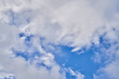 Güneşli bir günde bulutlu güzel mavi gökyüzü