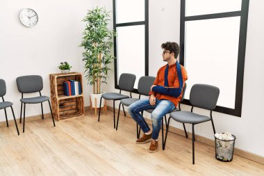 Genç İspanyol adam klinik bekleme odasında sandalyeye otururken yaralandı.