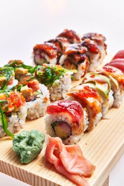  Suşi tahtası beyaz arka planda izole edilmiş.