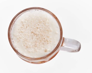  Beyaz arka planda izole edilmiş bir kavanoz bira.