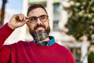 Genç İspanyol yönetici şehirde mutlu bir şekilde dikiliyor..