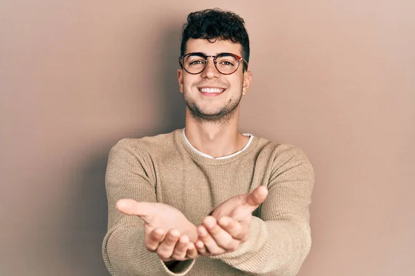 Jovem Hispânico Vestindo Roupas Casuais Óculos Sorrindo Com Mãos Palmas — Fotografia de Stock