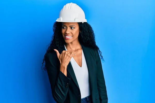 Mulher Afro Americana Meia Idade Vestindo Chapéu Duro Arquiteto Sorrindo — Fotografia de Stock