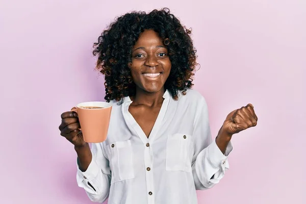 Fiatal Afro Amerikai Kezében Kávé Sikoltozik Büszke Ünnepli Győzelem Siker — Stock Fotó
