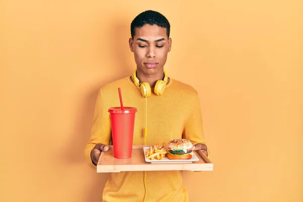 Νεαρός Αφροαμερικάνος Που Τρώει Ένα Νόστιμο Κλασικό Μπέργκερ Κατάθλιψη Και — Φωτογραφία Αρχείου