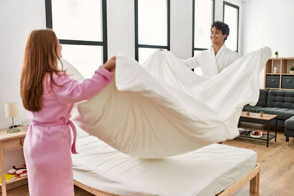 Pasangan Muda Tersenyum Bahagia Membuat Tempat Tidur Kamar Tidur — Stok Foto