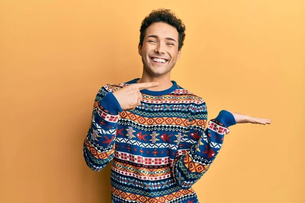 Młody Przystojny Mężczyzna Ubrany Luźny Zimowy Sweter Zachwycony Uśmiechnięty Aparatu — Zdjęcie stockowe