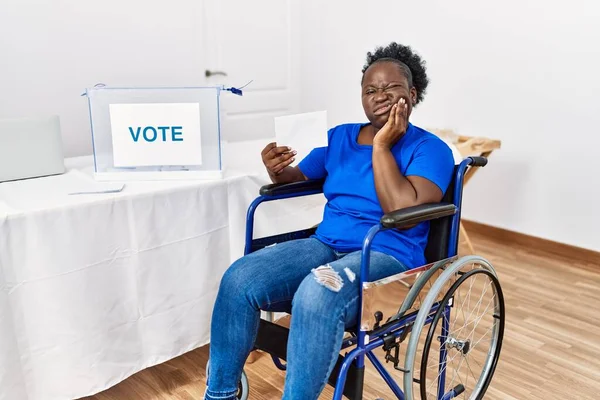 Mujer Africana Joven Sentada Silla Ruedas Votando Poniendo Sobre Las —  Fotos de Stock