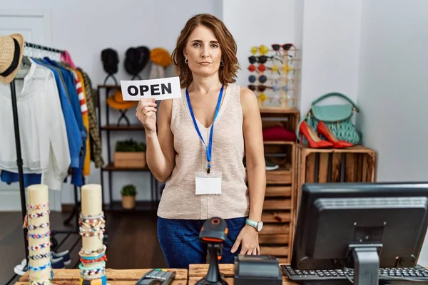 Femme Âge Moyen Tenant Bannière Avec Texte Ouvert Attitude Pensée — Photo