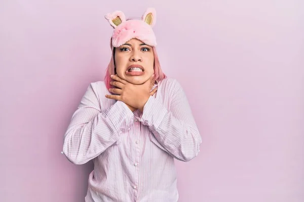 Hispanic Woman Pink Hair Wearing Sleep Mask Pajama Shouting Suffocate — Foto de Stock