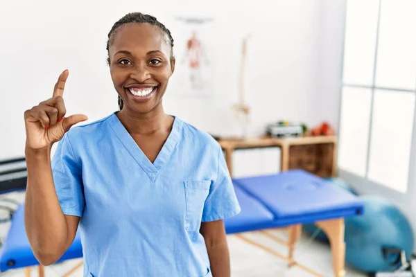 Schwarze Frau Mit Zöpfen Die Der Schmerzklinik Arbeitet Lächelt Und — Stockfoto