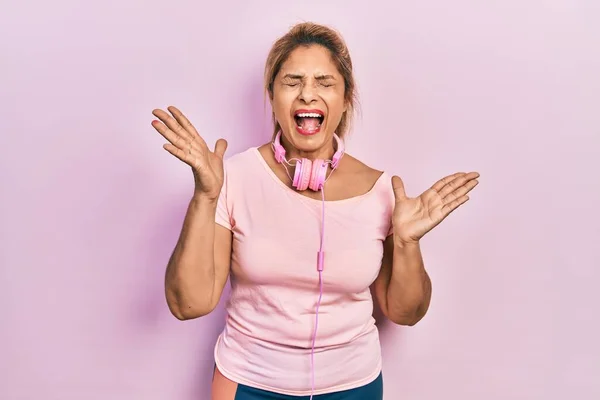 Hispanische Frau Mittleren Alters Turnbekleidung Und Mit Kopfhörern Die Verrückt — Stockfoto