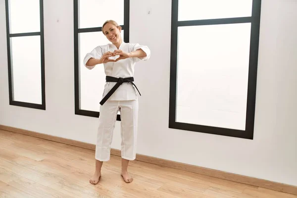 Caucasian Young Blonde Woman Wearing Karate Kimono Black Belt Smiling — 스톡 사진