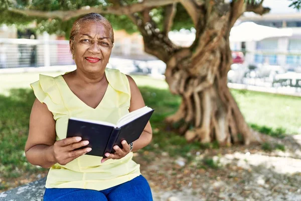 Starsza Afroamerykanka Czyta Książkę Siedzi Ławce Parku — Zdjęcie stockowe