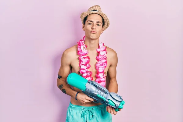 Joven Hombre Hispano Con Traje Baño Watergun Mirando Cámara Soplando — Foto de Stock