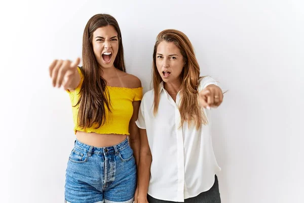 Mutter Und Tochter Stehen Zusammen Vor Isoliertem Hintergrund Und Zeigen — Stockfoto