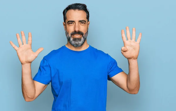 Чоловік Середнього Віку Бородою Повсякденній Синій Сорочці Показуючи Вказуючи Пальцями — стокове фото