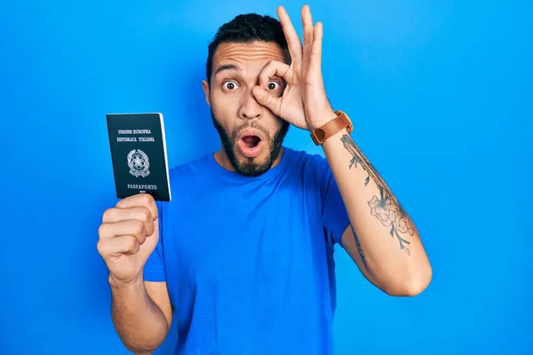 Ισπανόφωνος Γενειάδα Που Κρατάει Ιταλικό Διαβατήριο Κάνει Καλή Χειρονομία Σοκαρισμένος — Φωτογραφία Αρχείου
