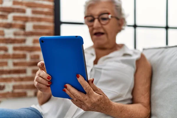 Senior Mujer Pelo Gris Usando Touchpad Sentado Sofá Casa — Foto de Stock