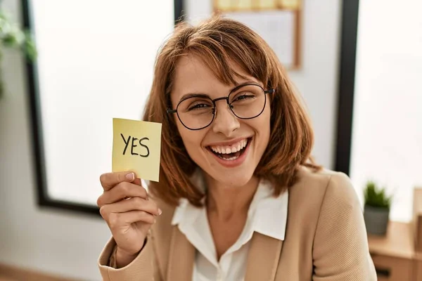Young Caucasian Businesswoman Smiling Happy Holding Yes Reminder Office — 스톡 사진