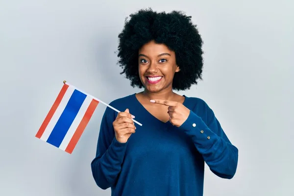 Jong Afrikaans Amerikaans Vrouw Houden Thailand Vlag Lachend Gelukkig Wijzend — Stockfoto