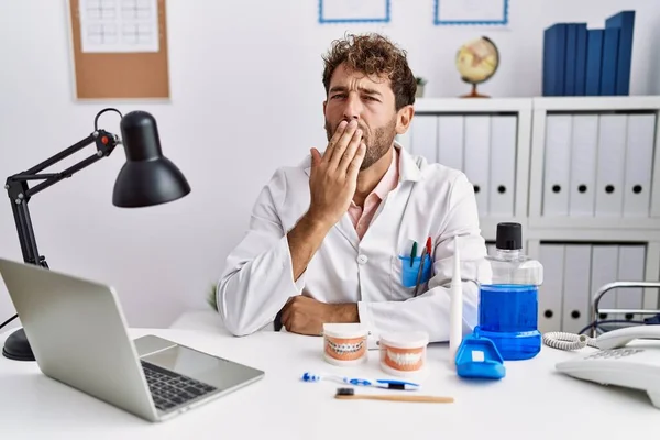 Ung Latinamerikansk Tandläkare Man Som Arbetar Läkarmottagningen Uttråkad Gäspande Trött — Stockfoto