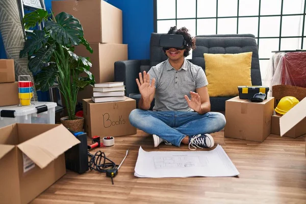 Jovem Hispânico Sorrindo Confiante Usando Óculos Realidade Virtual Nova Casa — Fotografia de Stock