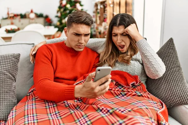 Jovem Casal Hispânico Sentado Sofá Natal Irritado Frustrado Gritando Com — Fotografia de Stock