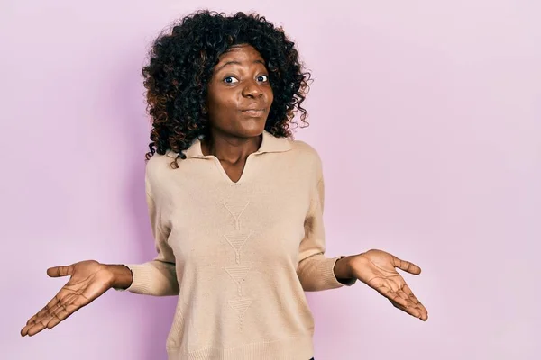 Junge Afroamerikanerin Lässiger Kleidung Ahnungslos Und Verwirrt Mit Erhobenen Armen — Stockfoto