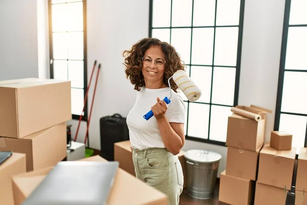 Hispanische Frau Mittleren Alters Lächelt Selbstbewusst Und Hält Farbwalze Neuen — Stockfoto