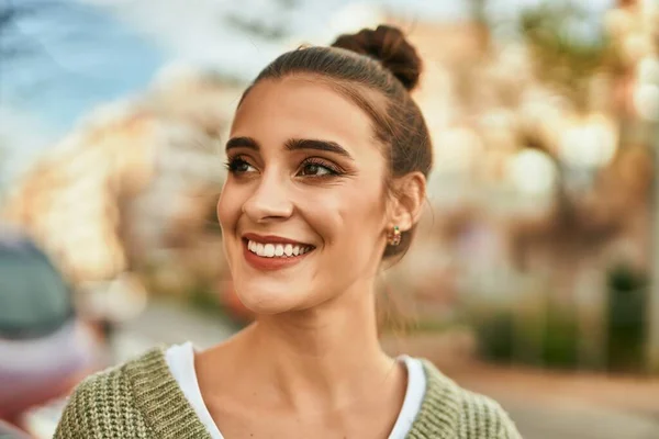 Mulher Morena Bonita Sorrindo Feliz Confiante Livre Cidade Dia Ensolarado — Fotografia de Stock