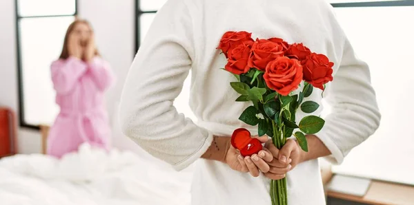 Hombre Sorprendiendo Novia Con Ramo Rosas Dormitorio — Foto de Stock