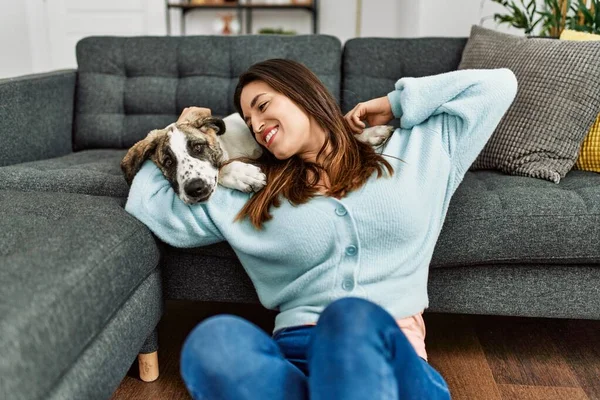 Mujer Joven Abrazando Perro Sentado Suelo Casa —  Fotos de Stock