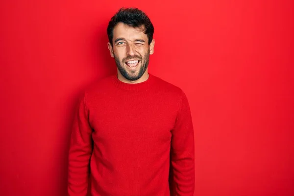 Bello Uomo Con Barba Indossa Casual Maglione Rosso Ammiccante Guardando — Foto Stock