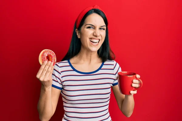 Молода Іспаномовна Жінка Їсть Пончик Каву Посміхаючись Сміючись Важко Вголос — стокове фото