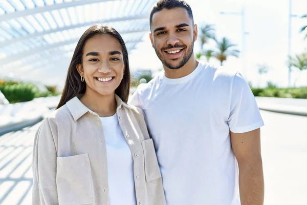 Joven Pareja Latina Sonriendo Feliz Abrazándose Ciudad — Foto de Stock