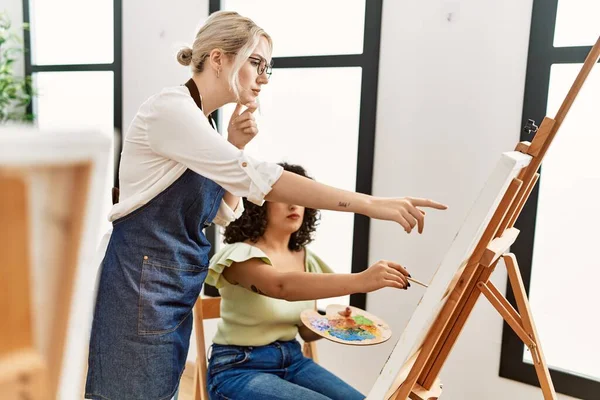 Insegnante Donna Arte Con Espressione Seria Guardando Disegnare Studente Vernice — Foto Stock
