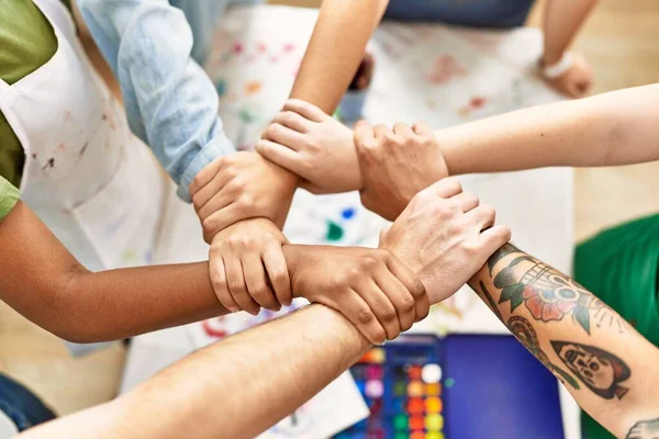 Gruppe Von Menschen Mit Handgelenk Macht Symbol Art Studio — Stockfoto