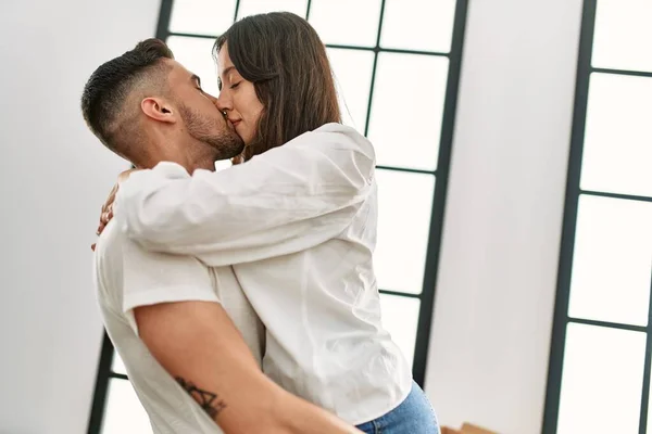 Jovem Hispânico Homem Segurando Mulher Braços Abraçando Nova Casa — Fotografia de Stock