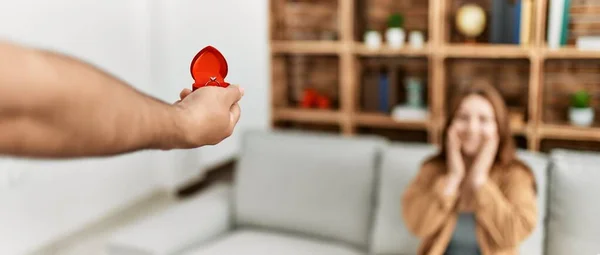 Uomo Donna Sorprendente Con Anello Fidanzamento Casa — Foto Stock