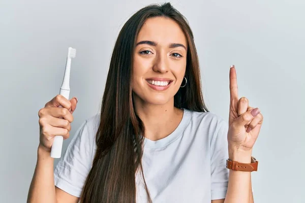 Joven Chica Hispana Sosteniendo Cepillo Dientes Eléctrico Sonriendo Con Una —  Fotos de Stock