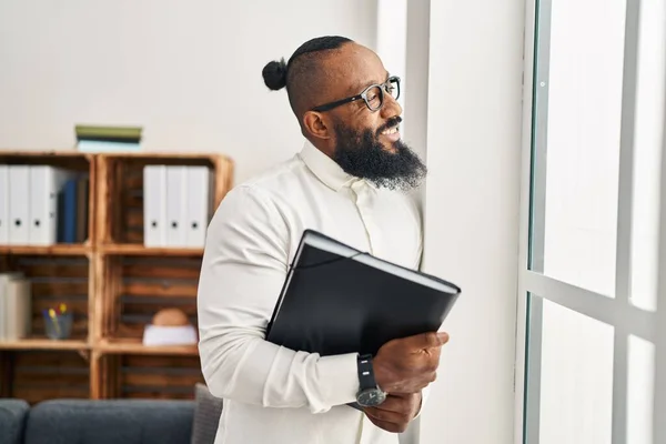 Mladý Africký Americký Psycholog Drží Pořadač Psychologickém Centru — Stock fotografie