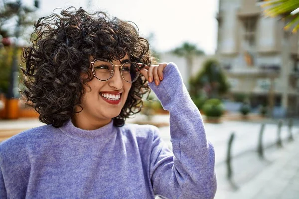 Młoda Kobieta Bliskiego Wschodu Uśmiecha Się Pewnie Nosząc Okulary Ulicy — Zdjęcie stockowe