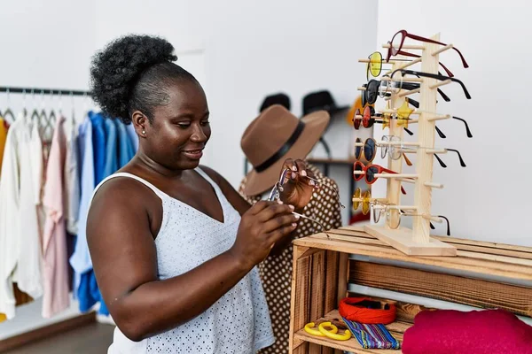 Νεαρή Αφροαμερικανή Πελάτισσα Επιλέγει Γυαλιά Ηλίου Στο Κατάστημα Ρούχων — Φωτογραφία Αρχείου