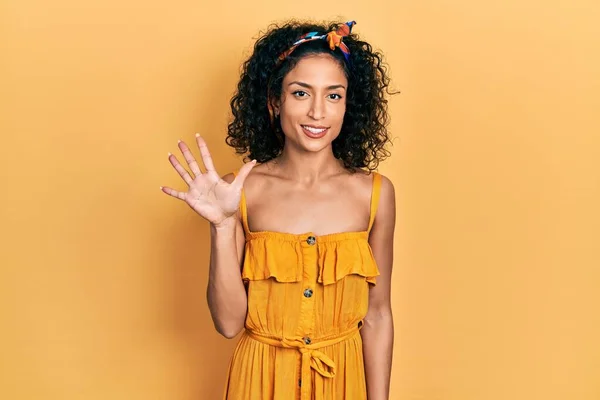 Молодая Латиноамериканка Летнем Платье Показывает Показывает Пальцами Номер Пять Улыбаясь — стоковое фото