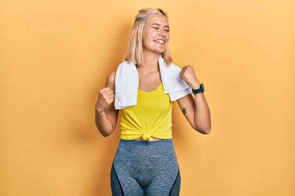 Vacker Blond Sport Kvinna Bär Träningskläder Mycket Glad Och Upphetsad — Stockfoto